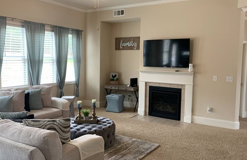 Villa Rica House | SPACIOUS 5 BESROOM 4 BATH HOME WITH MOVIE ROOM