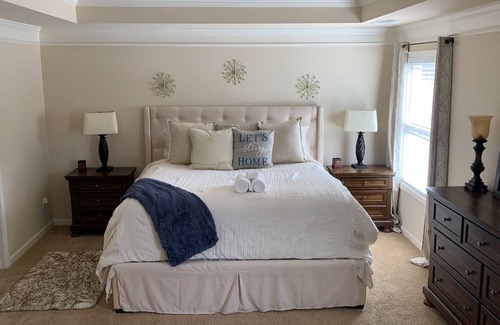 Villa Rica House | SPACIOUS 5 BESROOM 4 BATH HOME WITH MOVIE ROOM