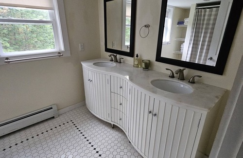 Warren House | Spacious, 5-BR/4 BA Sugarbush Home, Sleeps 15, Dog Friendly, 15 min to Lifts!