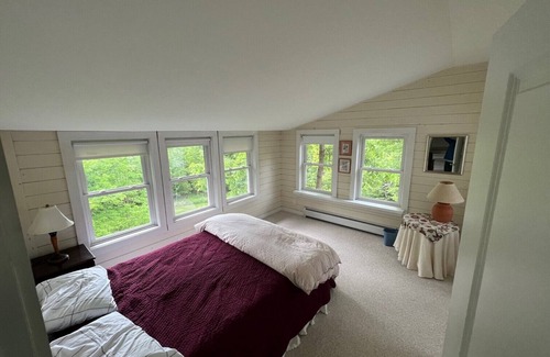 Warren House | Spacious, 5-BR/4 BA Sugarbush Home, Sleeps 15, Dog Friendly, 15 min to Lifts!