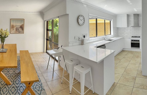 Takanini House | Spacious 5-BR Family Home for 10 Scenic Seaview Retreat in Takanini