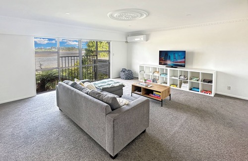 Takanini House | Spacious 5-BR Family Home for 10 Scenic Seaview Retreat in Takanini