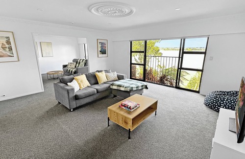 Takanini House | Spacious 5-BR Family Home for 10 Scenic Seaview Retreat in Takanini