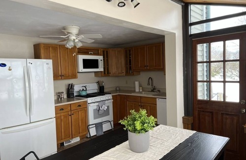 North East House | Spacious 5 BR Home w/Hot Tub in Wine Country on Lake Erie