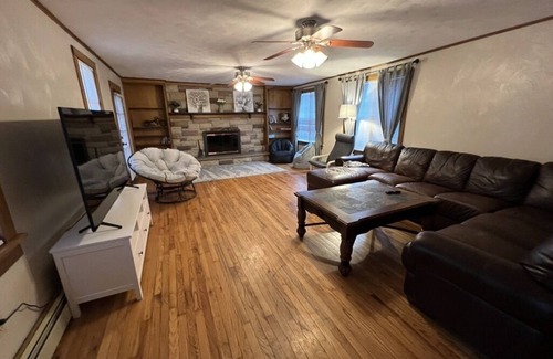 North East House | Spacious 5 BR Home w/Hot Tub in Wine Country on Lake Erie