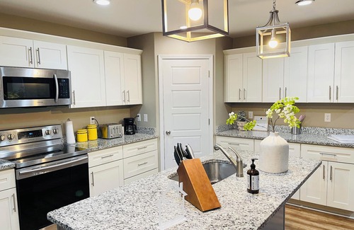 Audubon Park House | Spacious 5B house near UM/large parking space Summer Special!