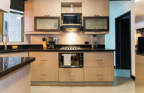 El Tesoro House | Spacious 5bed house with WiFi and AC in Poblado Medellin & Free Airport Pickup!