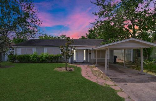 Southeast Houston House | Spacious 5BR 3BA Holiday Home Close to Stadiums with Hot Tub