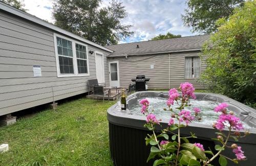 Southeast Houston House | Spacious 5BR 3BA Holiday Home Close to Stadiums with Hot Tub