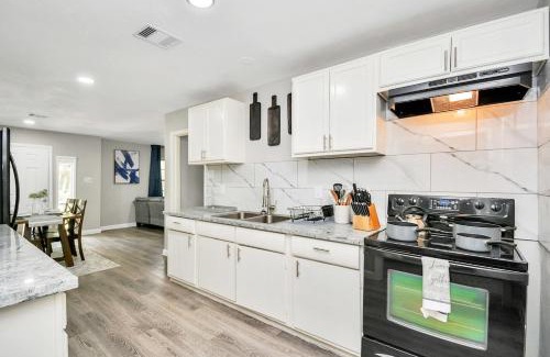 Southeast Houston House | Spacious 5BR 3BA Holiday Home Close to Stadiums with Hot Tub