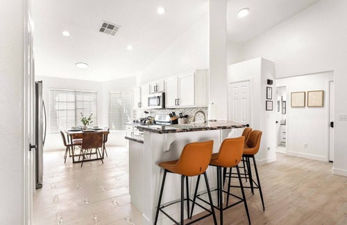 North Las Vegas House | Spacious 5BR House w/Heated Pool + Jacuzzi