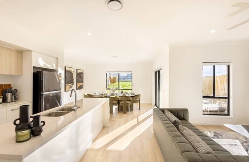 Sunnybank House | Spacious 5BR Home in Heart of Sunnybank |Sleeps 10