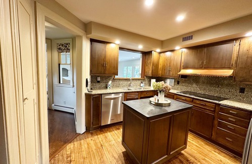 South Bend House | Spacious 5BR Home! Walk to ND & Downtown! Sleeps 10+