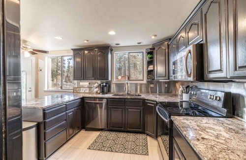 Post Falls House | Spacious 5BR Retreat w/Pickleball, Pool Table, and rooftop deck