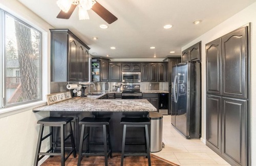 Post Falls House | Spacious 5BR Retreat w/Pickleball, Pool Table, and rooftop deck
