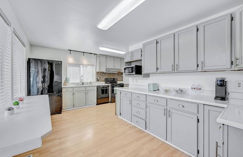 Renton House | Spacious 5BR Retreat w/Sunshine & Lush Green near Bellevue, Seattle and Airport