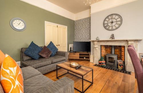 Bedford House | Spacious 6 Bed Home in Central Bedford w Parking