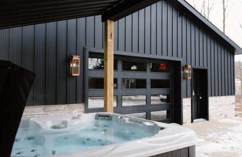 New Philadelphia Cabin | Spacious 6-bedroom cabin & sports bar in Amish country. Close to Breitenbach.