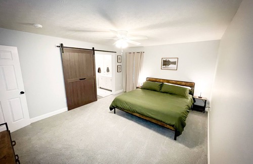Somerset House | Spacious 6 Bedroom - 3800sqft - Fenced in Yard - Finished Basement - Lake