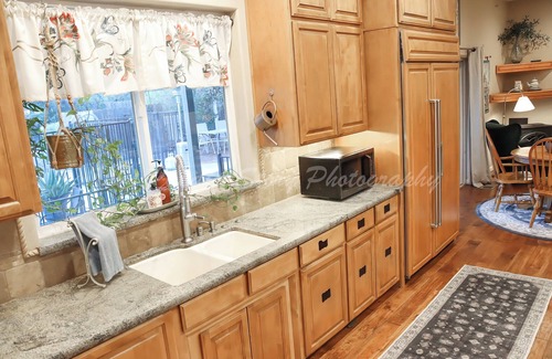 Visalia House | Spacious 6-bedroom Group Farm stay Near Sequoia Park - Playground, Pool & Gym