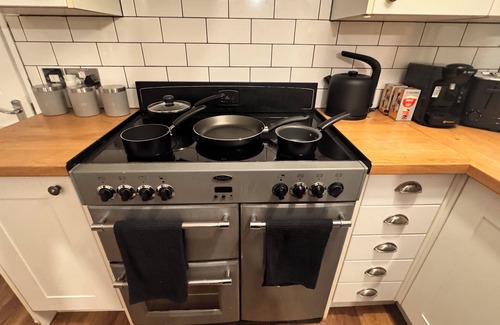 Sheffield House | Spacious 6 bedroom house perfect for contractors and travellers.
