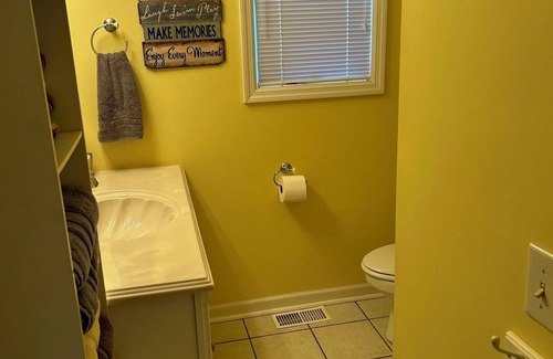 Jamestown House | Spacious 6-bedroom house in charming Jamestown with WiFi and AC