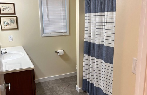 Jamestown House | Spacious 6-bedroom house in charming Jamestown with WiFi and AC