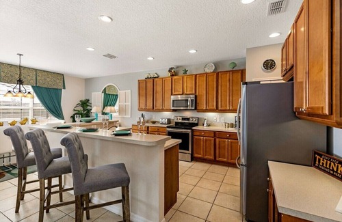 Bellavida House | Spacious 6-Bedroom Home with Private Pool and lake Views