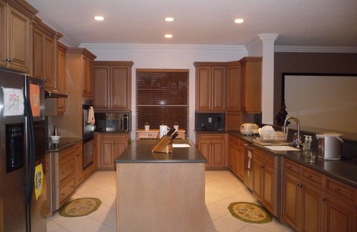 Parkland House | Spacious 6-bedroom house in wonderful Parkland with AC, fitness room, WiFi