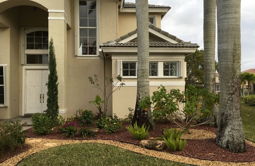 Parkland House | Spacious 6-bedroom house in wonderful Parkland with AC, fitness room, WiFi