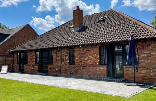 Bedford House | Spacious 6-bedroom house in charming Bedford with WiFi