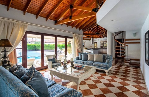 Opal House | Spacious 6-bedroom house in lovely Noord, near the best beaches and hotel areas
