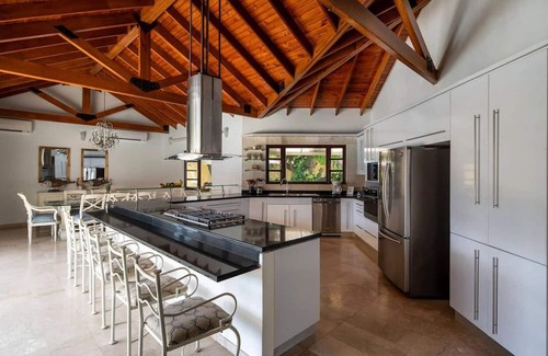 Opal House | Spacious 6-bedroom house in lovely Noord, near the best beaches and hotel areas