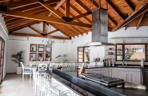 Opal House | Spacious 6-bedroom house in lovely Noord, near the best beaches and hotel areas