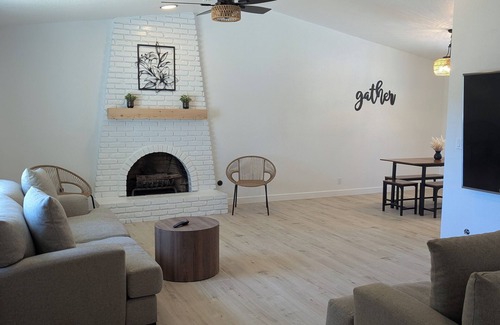 Clovis House | Spacious 6-bedroom house in marvelous Clovis with WiFi, AC