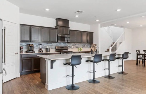 Merced House | Spacious 6-bedroom house in fabulous Merced with WiFi, Near Hospitals and Dining