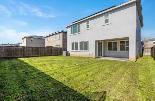 Merced House | Spacious 6-bedroom house in fabulous Merced with WiFi, Near Hospitals and Dining