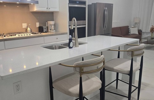 Mount Auburn House | Spacious 6-bedroom luxury in charming Cincinnati with large parking
