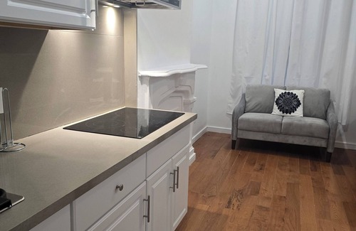 Mount Auburn House | Spacious 6-bedroom luxury in charming Cincinnati with large parking