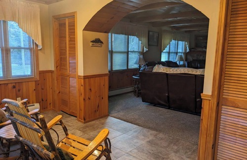 Gaines Cabin | Spacious 6-bedroom lodge with AC, hot tub, pool table, fire pit and amazing view