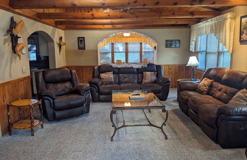 Gaines Cabin | Spacious 6-bedroom lodge with AC, hot tub, pool table, fire pit and amazing view