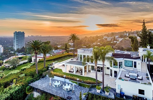 Hollywood Hills West House | Spacious 6-bedroom estate in fantastic Los Angeles with WiFi, AC, fitness room