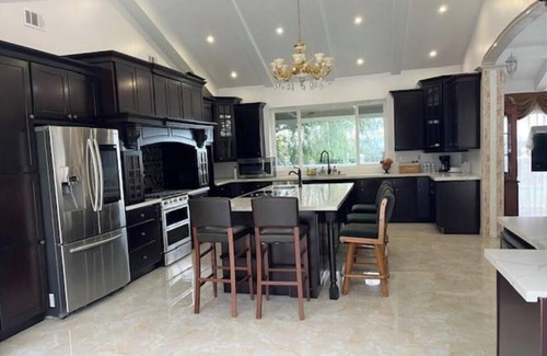 Kimber - Gomes Villa | Spacious 6000 sf 6-bedroom villa in lovely Fremont with private gate, and view