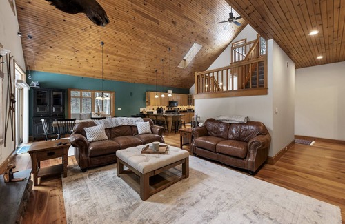 Lincoln House | Spacious 6BR Family Vacation Dream Home, Book Now!
