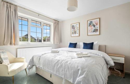 Sutton Coldfield House | Spacious 6BR Villa in 32 Le More Birmingham with 7 Beds and Free Onsite Parking