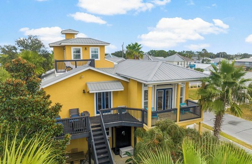 Crescent Beach House | Spacious 7-bedroom house with AC and WiFi in marvelous Panama City Beach