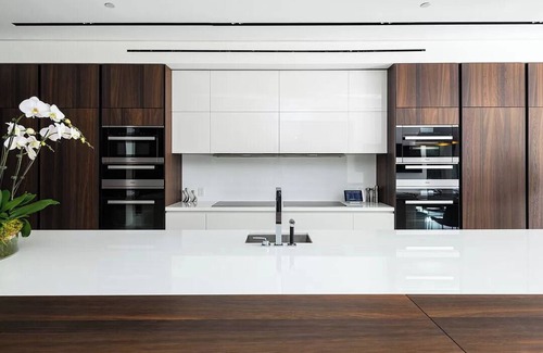 Beverly Hills House | Spacious 7-bedroom house with AC, WiFi in delightful Beverly Hills
