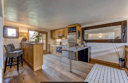Le Praz Ski Chalet | Spacious 7 Bedroom Chalet with Hot tub & Sauna, 350m the ski lifts