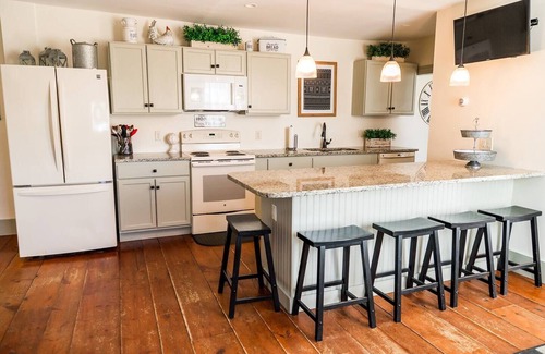 Boscawen House | Spacious 7-bedroom Historic Country Inn near Concord