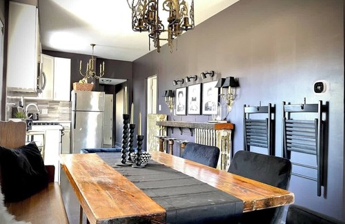 Evanston House | Spacious 7-Bedroom Home in Evanston